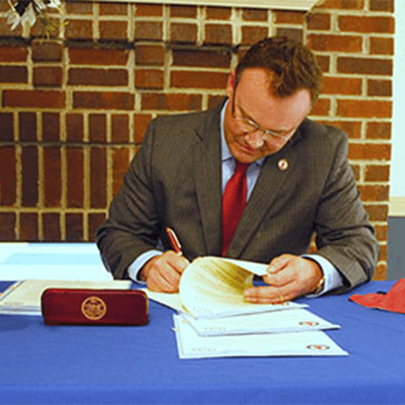 埃文斯总统签署文件
